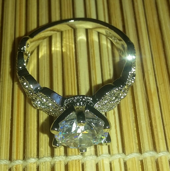 Gorgeous 925 Sterling Silver Cubic Zirconia Ring - Picture 3 of 6